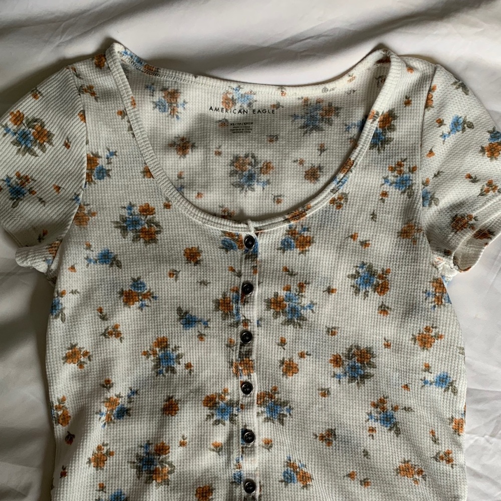 AMERICAN EAGLE floral waffle top with buttons